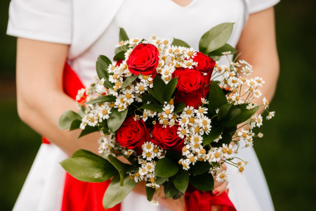 Buchet de mireasa cu trandafiri rosii musetel si ruscus [1]