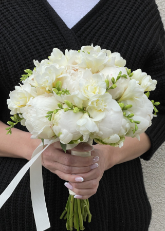 Evenimente - Buchet de mireasa din bujori albi si frezii