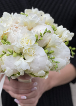 Buchet de mireasa din bujori albi si frezii [1]