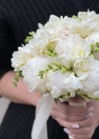 Buchet de mireasa din bujori albi si frezii [3]