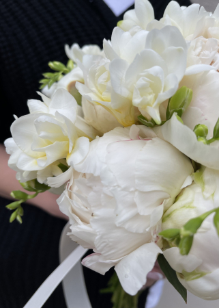 Buchet de mireasa din bujori albi si frezii [4]