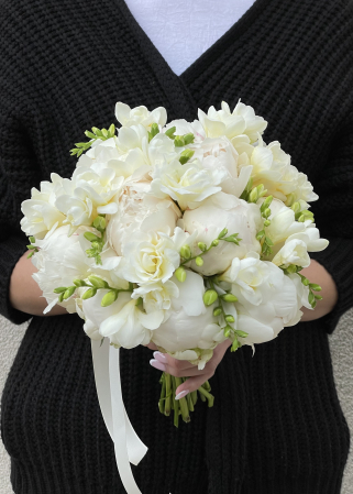 Buchet de mireasa din bujori albi si frezii [5]