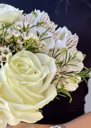 Buchet de mireasa alb din trandafiri albi, frezii, wax si alstroemeria [2]