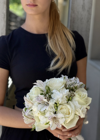 Buchet de mireasa alb din trandafiri albi, frezii, wax si alstroemeria [6]