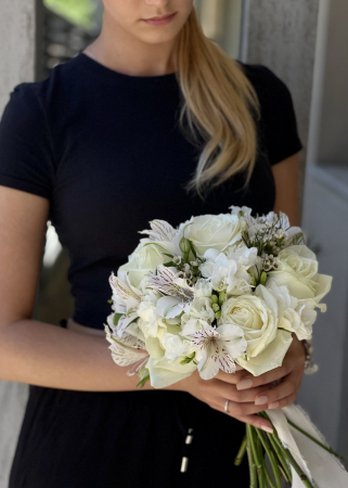 Buchet de mireasa alb din trandafiri albi, frezii, wax si alstroemeria [3]