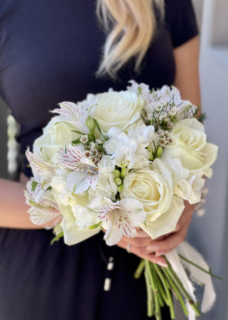 Evenimente - Buchet de mireasa alb din trandafiri albi, frezii, wax si alstroemeria