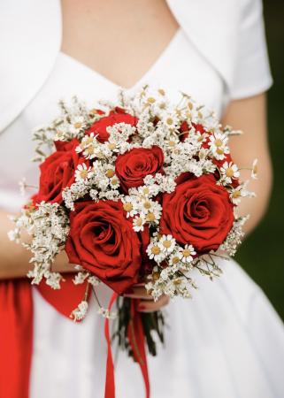 Buchet de mireasa din trandafiri rosii si musetel [2]