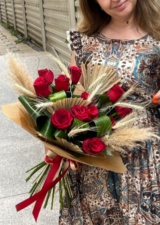 Buchet de flori rustic din trandafiri rosii si pampas [3]