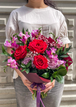 Buchete sub 200 lei - Buchet rosu mov, alstroemeria, gypsophila, trandafiri rosii, trandafiri memory mov