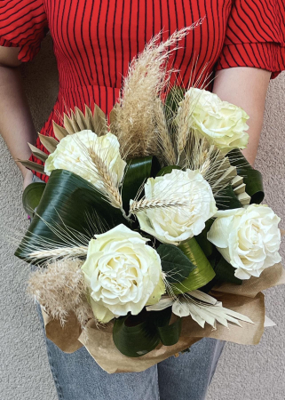 Paste - buchet rustic din trandafiri albi si pampas