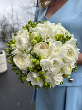 Buchete mireasa & nasa - Buchet Mireasa cu Frezii si Ranunculus alb.