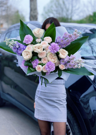 Buchet de flori mov cu Delphinium, garoafe si trandafiri somon [2]