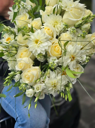 Buchet “Pure Elegance” – Trandafiri, dalii, mathiola și lisianthus by Rodyolla [1]