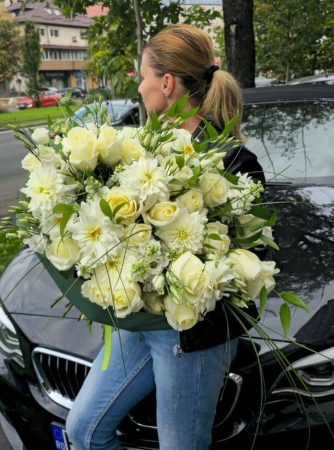 Pentru mine - Buchet “Pure Elegance” – Trandafiri, dalii, mathiola și lisianthus by Rodyolla