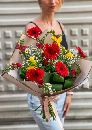 Buchete sub 200 lei - Buchet de flori Red Beauty, frezii, gerbere, musetel, rosu