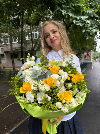 Cele mai populare buchete - Buchet cu Hortensie Albă și Trandafiri Galbeni | Livrare București | Rodyolla