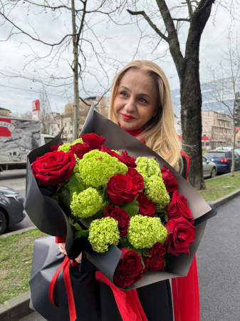 Cele mai populare - Buchet cu trandafiri rosii, viburnul, amabalaj negru elegant.