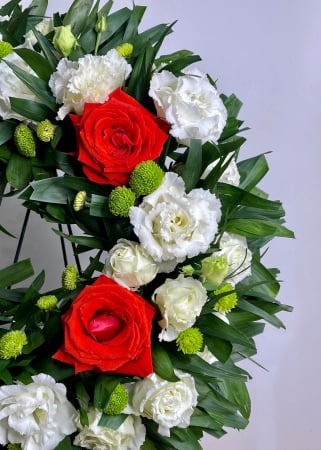 Coroana funerara cu trandafiri albi si rosii [1]