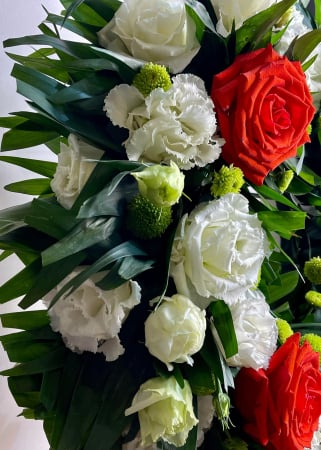 Coroana funerara cu trandafiri albi si rosii [3]