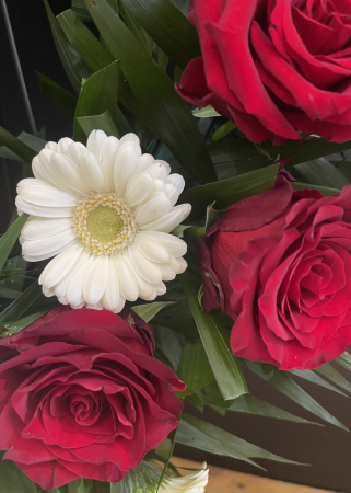Funerare - Coroana funerara cu trandafiri rosii si gerbere albe