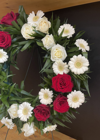 Coroana funerara cu trandafiri rosii si gerbere albe [2]