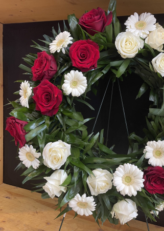 Coroana funerara cu trandafiri rosii si gerbere albe [3]