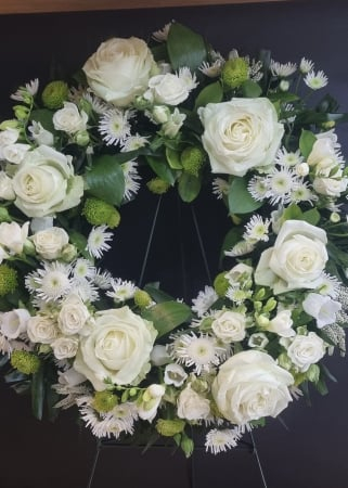 Funerare - Coroana funerara din flori albe Cosmos