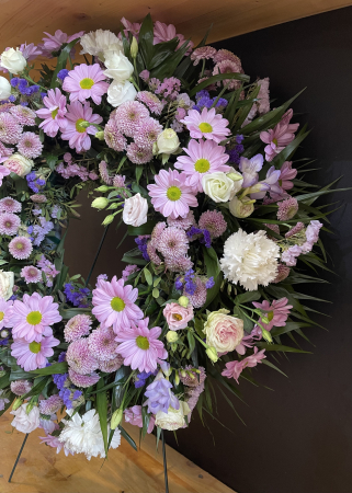 Coroana funerara lila din limonium si trandafiri [2]