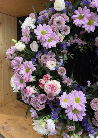 Coroana funerara lila din limonium si trandafiri [4]