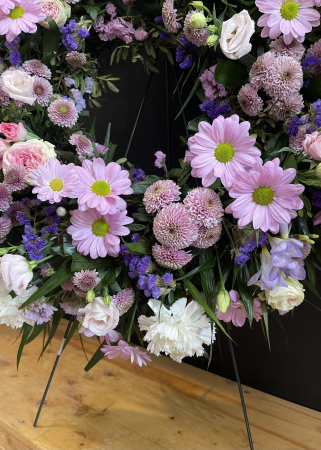 Coroana funerara lila din limonium si trandafiri [5]