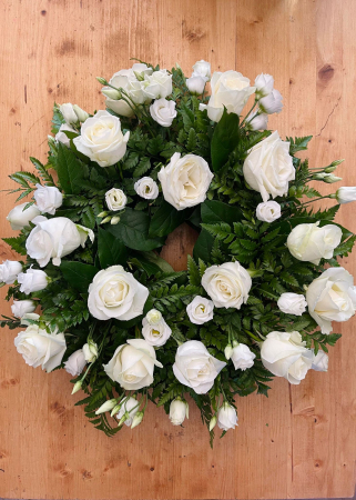 Funerare - Coroana Funerara "Omagiu in alb" din trandafiri si lisianthus albi