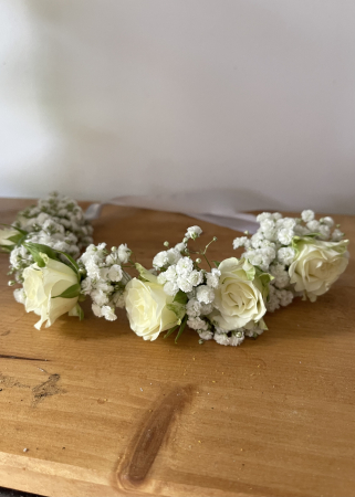Coronita din flori naturale cu trandafiri albi si gypsophila [1]
