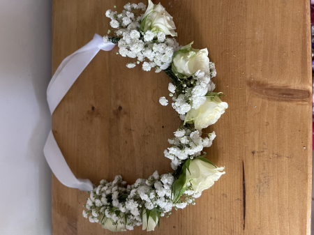 Coronita din flori naturale cu trandafiri albi si gypsophila [3]