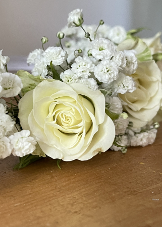 Coronita din flori naturale cu trandafiri albi si gypsophila [4]