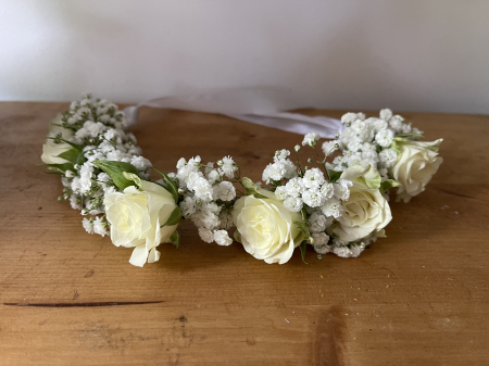 Coronita din flori naturale cu trandafiri albi si gypsophila [2]