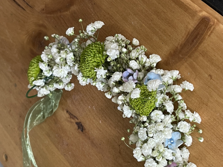 Coronita din flori naturale santini, oxypetalum si gypsophila pentru scolari [2]