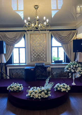 Decor evenimente corporate - Decor floral scena pentru evenimente speciale