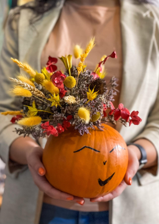 Dovleac decorat de Halloween cu flori uscate [3]