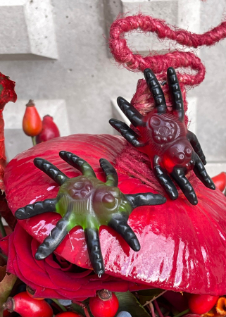 Dovleac decorat de Halloween cu paianjeni jeleu [1]