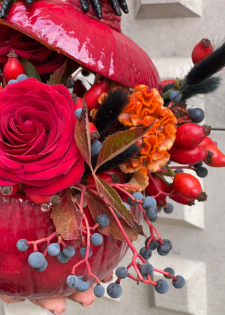 Dovleac decorat de Halloween cu paianjeni jeleu [4]