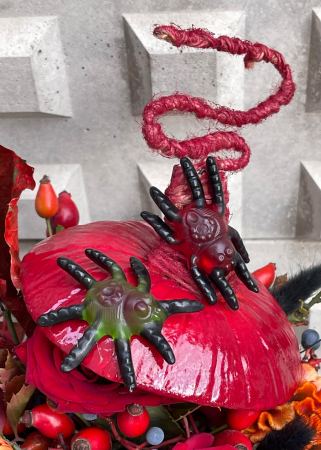 Dovleac decorat de Halloween cu paianjeni jeleu [6]