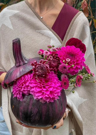 Halloween - dovleac decorat de halloween mov cu dalii