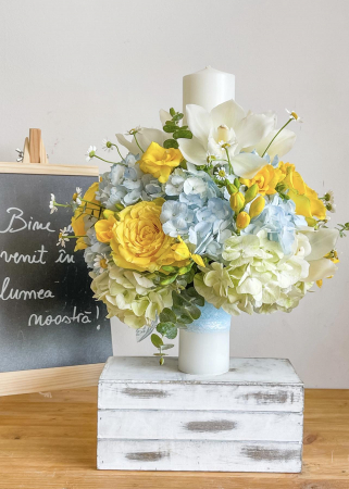 Evenimente - lumanare de botez din hortensii, trandafiri, frezii, musetel, orhidee. culoare galben bleu.