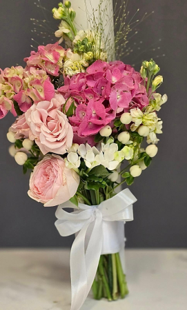 Lumânare florală cu hortensie roz, trandafiri și flori albe pentru botez sau nuntă [1]