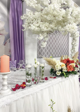 Evenimente - Aranjament floral prezidiu trandafiri rosii