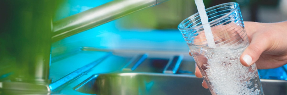 De ce sa folosesti un sterilizator de apa cu UV pentru dezinfectarea apei in locuinta