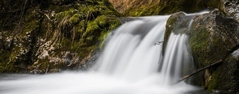 TU ȘTII CE TIP DE APĂ BEI ÎN FIECARE ZI? AFLA CARE ESTE SURSA!