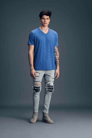 Model in V - Tricou cu decolteu in V pentru barbati, culoare albastru