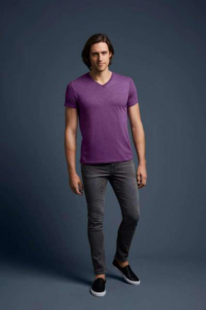 Model in V - Tricou cu decolteu in V pentru barbati, culoare mov