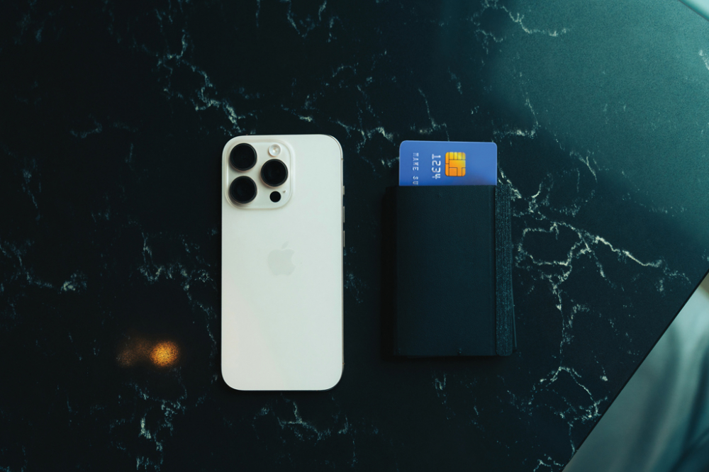 Card inteligent cu tehnologie integrată Find My [14]